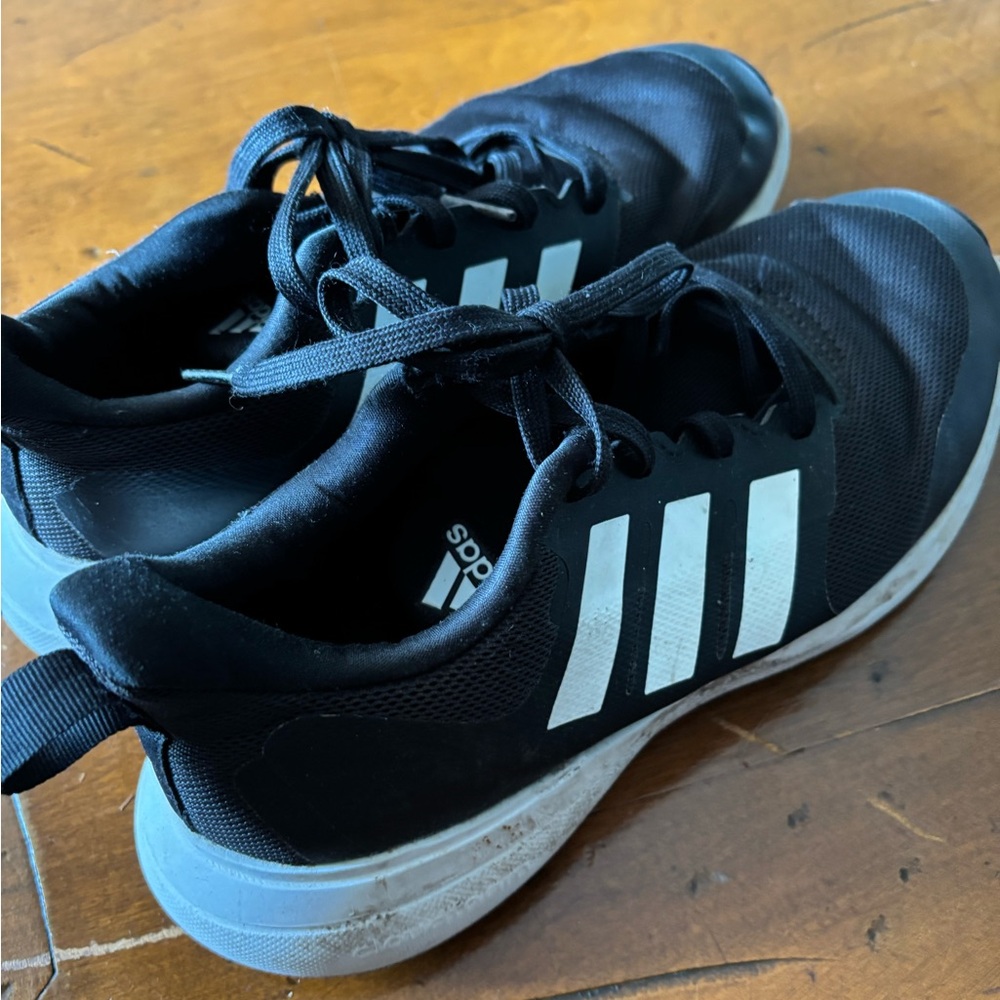 Adidas Men’s Sz7 Black and White Sneakers with Cushioned Sole